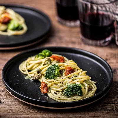 Spaghetti con broccoli, pinoli e pomodorini secchi