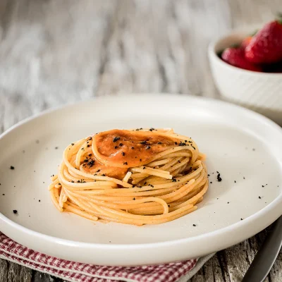 Spaghetti con pomodoro, fragole e olive