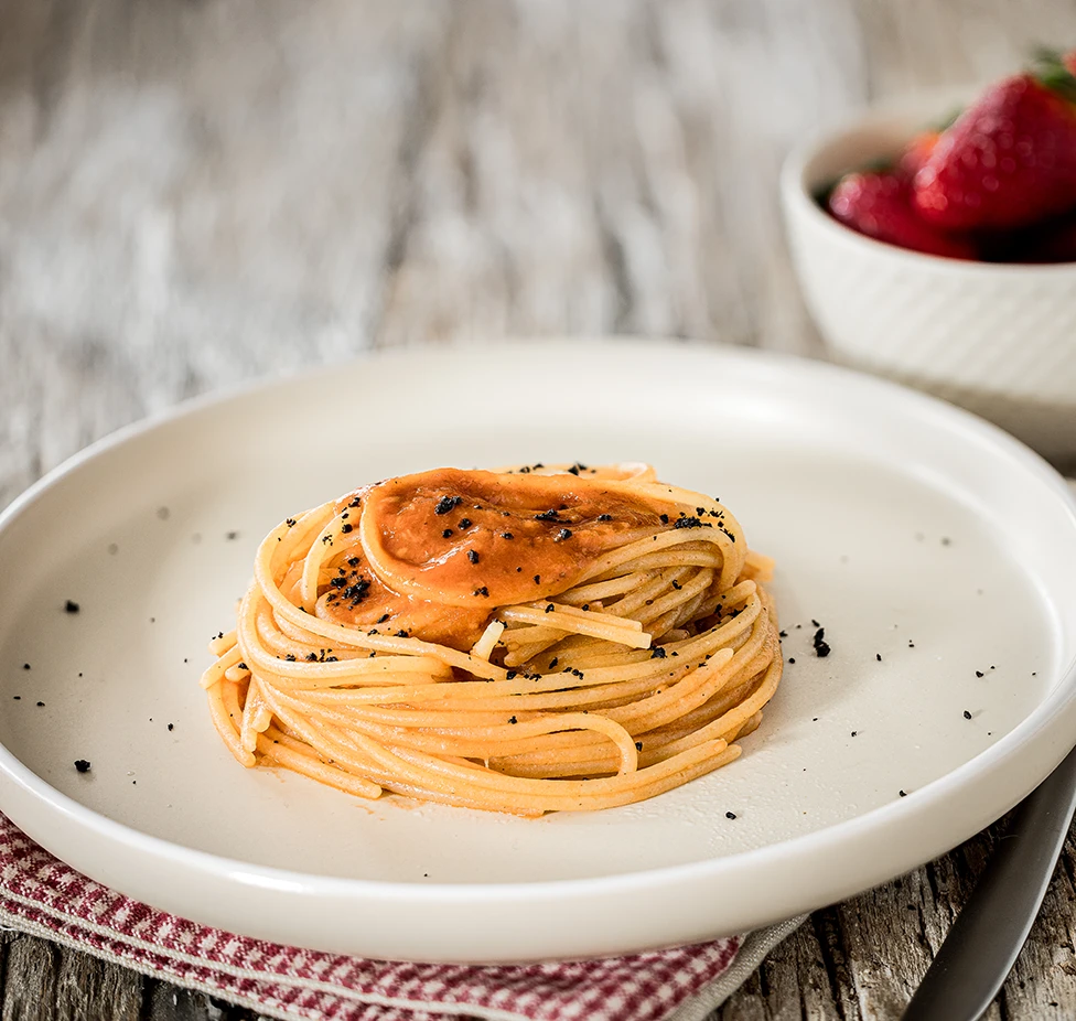 Ricetta di spaghetti senza glutine con pomodori, fragole e olive