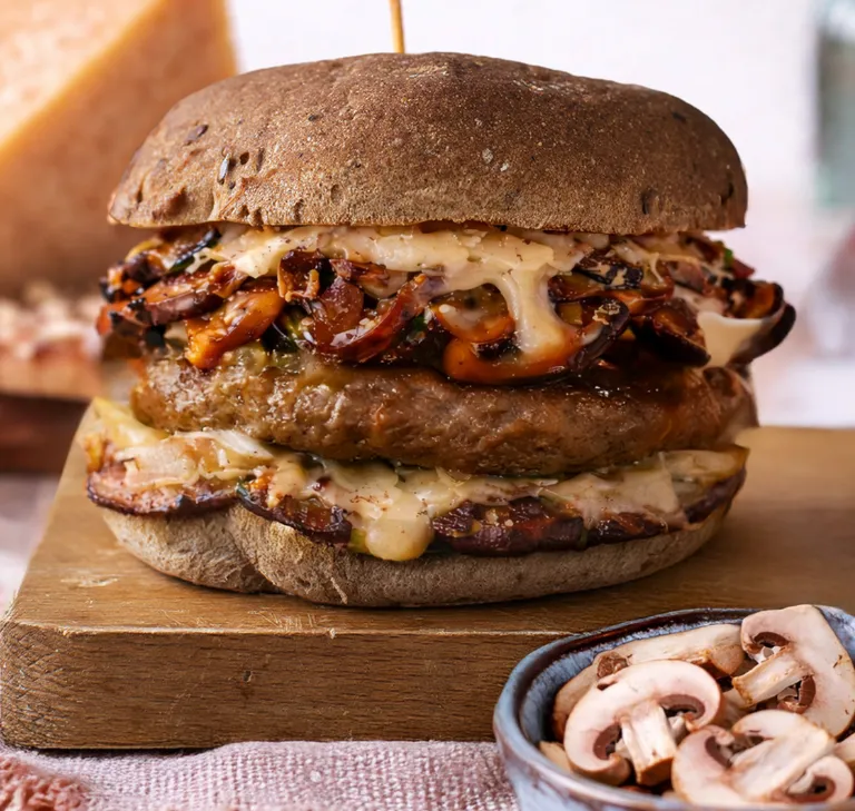 Hamburger con manzo, formaggio stagionato e funghi e Pan burger integrale senza glutine - bg