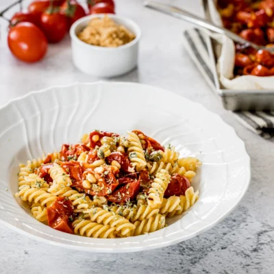 Fusilli con pomodorini, pinoli, uvetta e capperi
