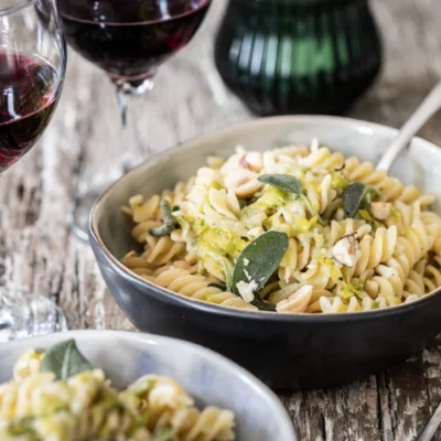 Fusilli con porri, nocciole e salvia fritta