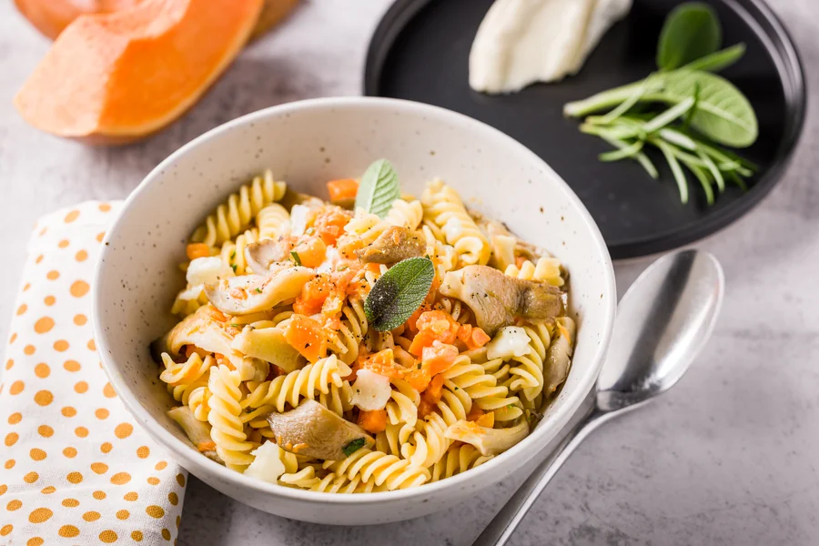 Dettaglio dei fusilli con zucca a cubetti, funghi e taleggio