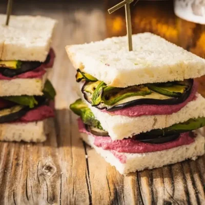 Cubotti con hummus di barbabietole, verdure grigliate e avocado