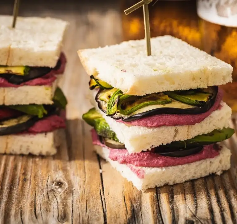Cubotti con hummus di barbabietole, verdure grigliate e avocado