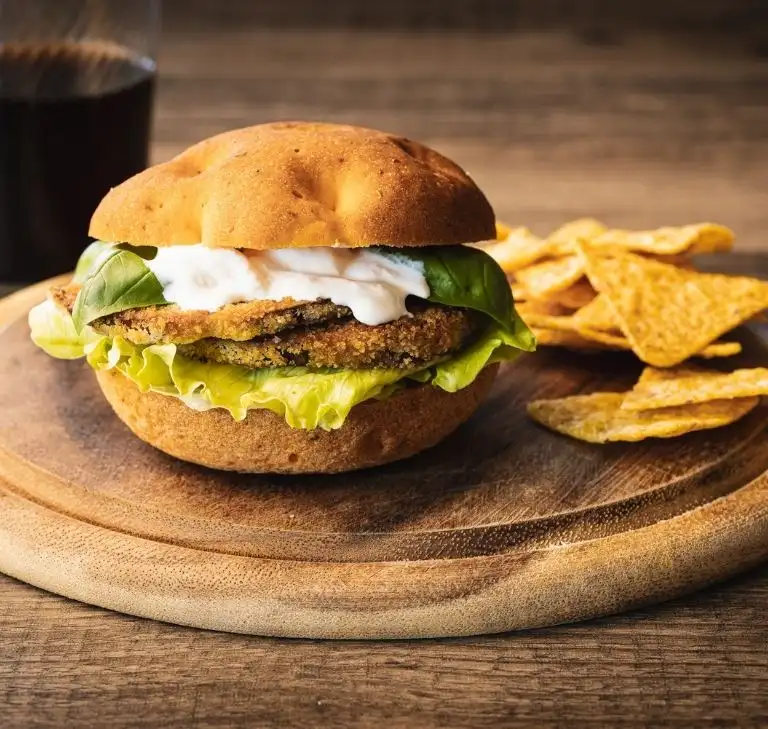 Focaccia al pomodoro con cotoletta di melanzana e stracciatella