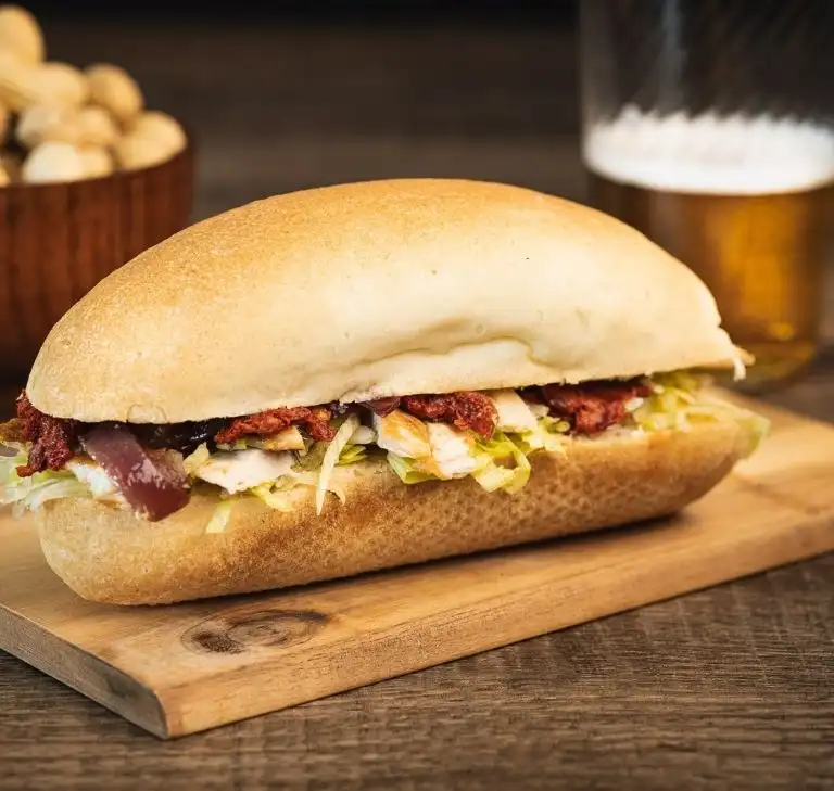 Francesino con tagliata di pollo, ’nduja e cipolla caramellata