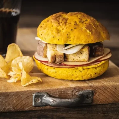 Panino alla curcuma con tofu affumicato, carpaccio di mele e finocchi, senape al miele