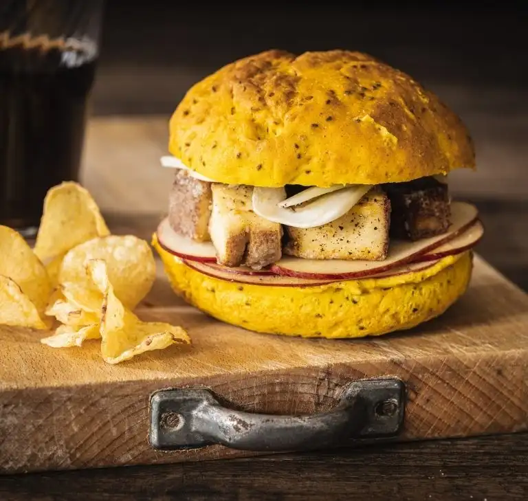 Panino alla curcuma con tofu affumicato, carpaccio di mele e finocchi, senape al miele