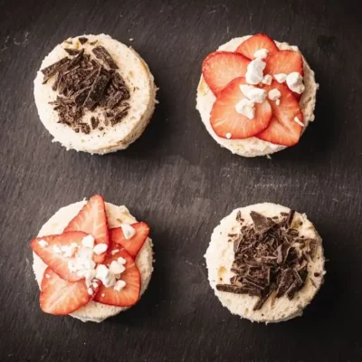 Sandwich dolci con cioccolato e fragole