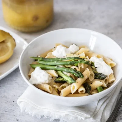 Penne con asparagi, burrata e limone confit
