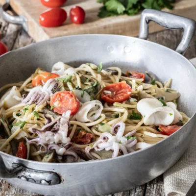 Spaghetti calamari, carciofi e pomodorini